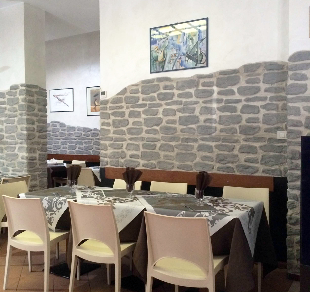 Parete interna finita a effetto pietra a rilievo