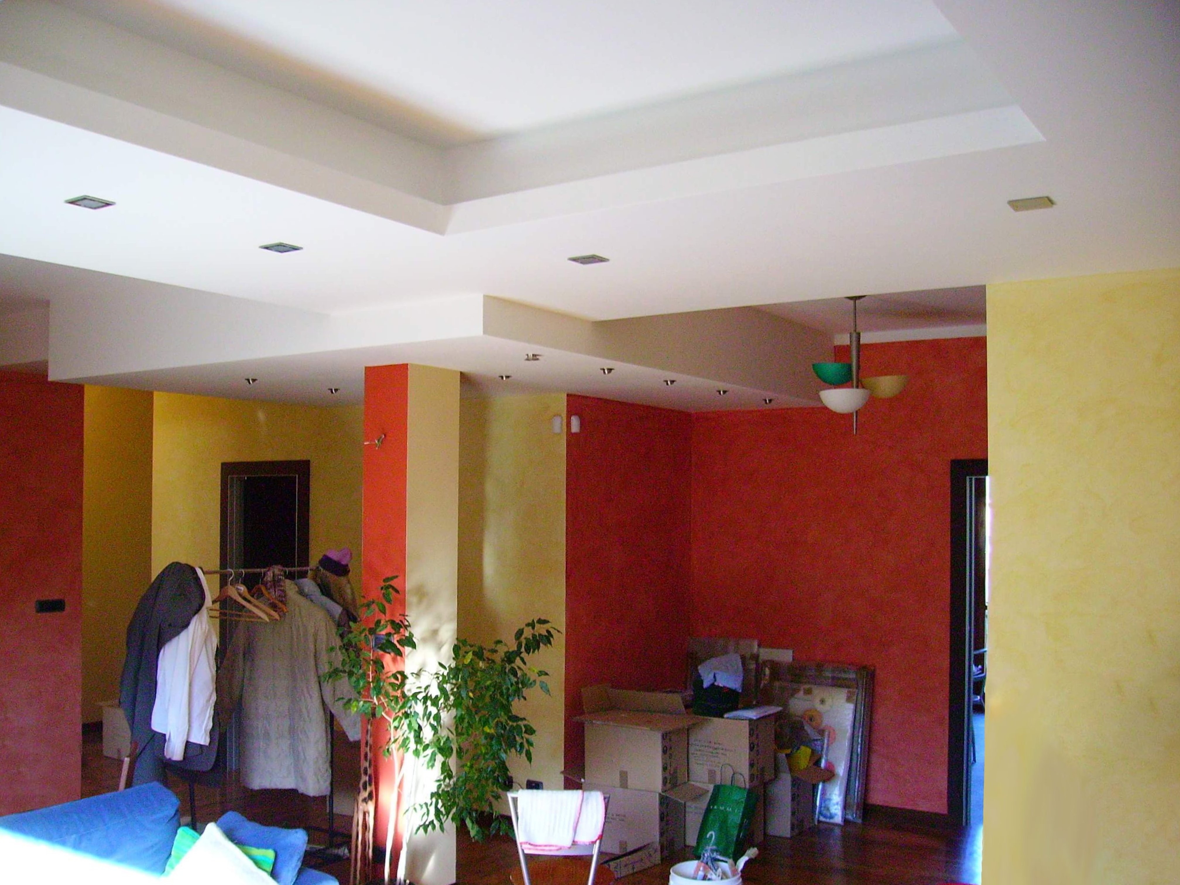 Controsoffitto in cartongesso con faretti incassati e pareti decorate