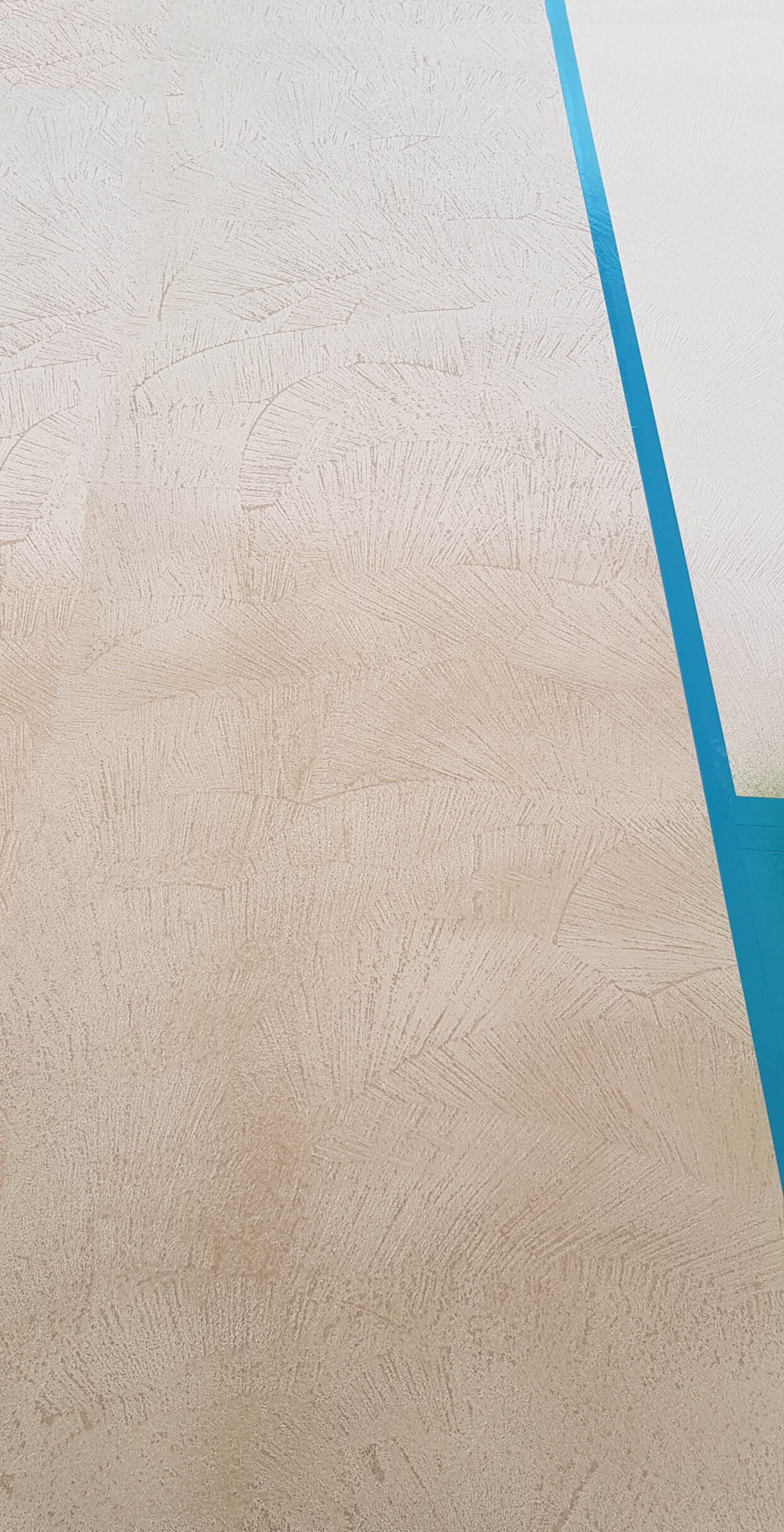 Parete decorativa color sabbia con inserto turchese