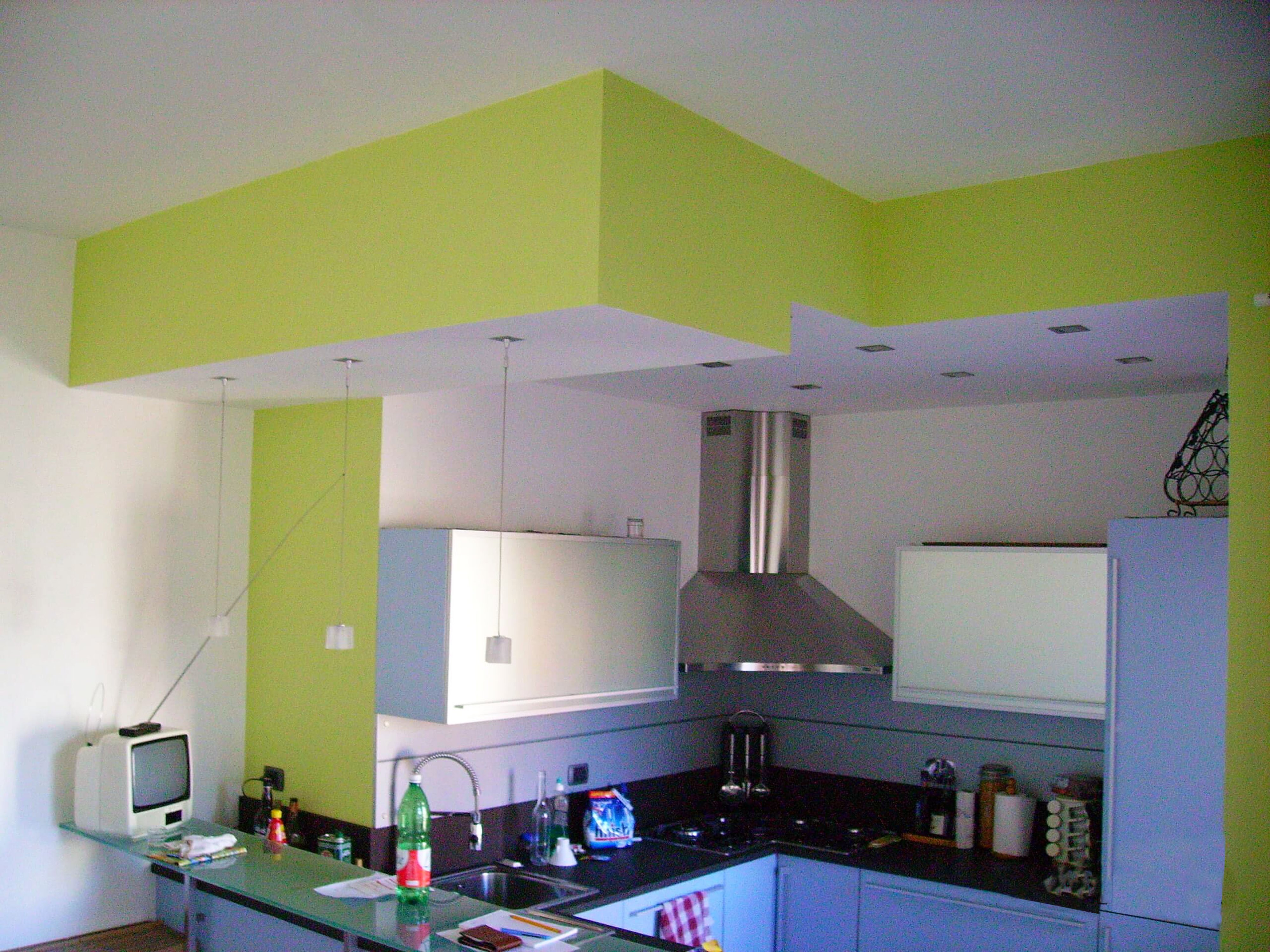 cucina con controsoffitto in cartongesso verde