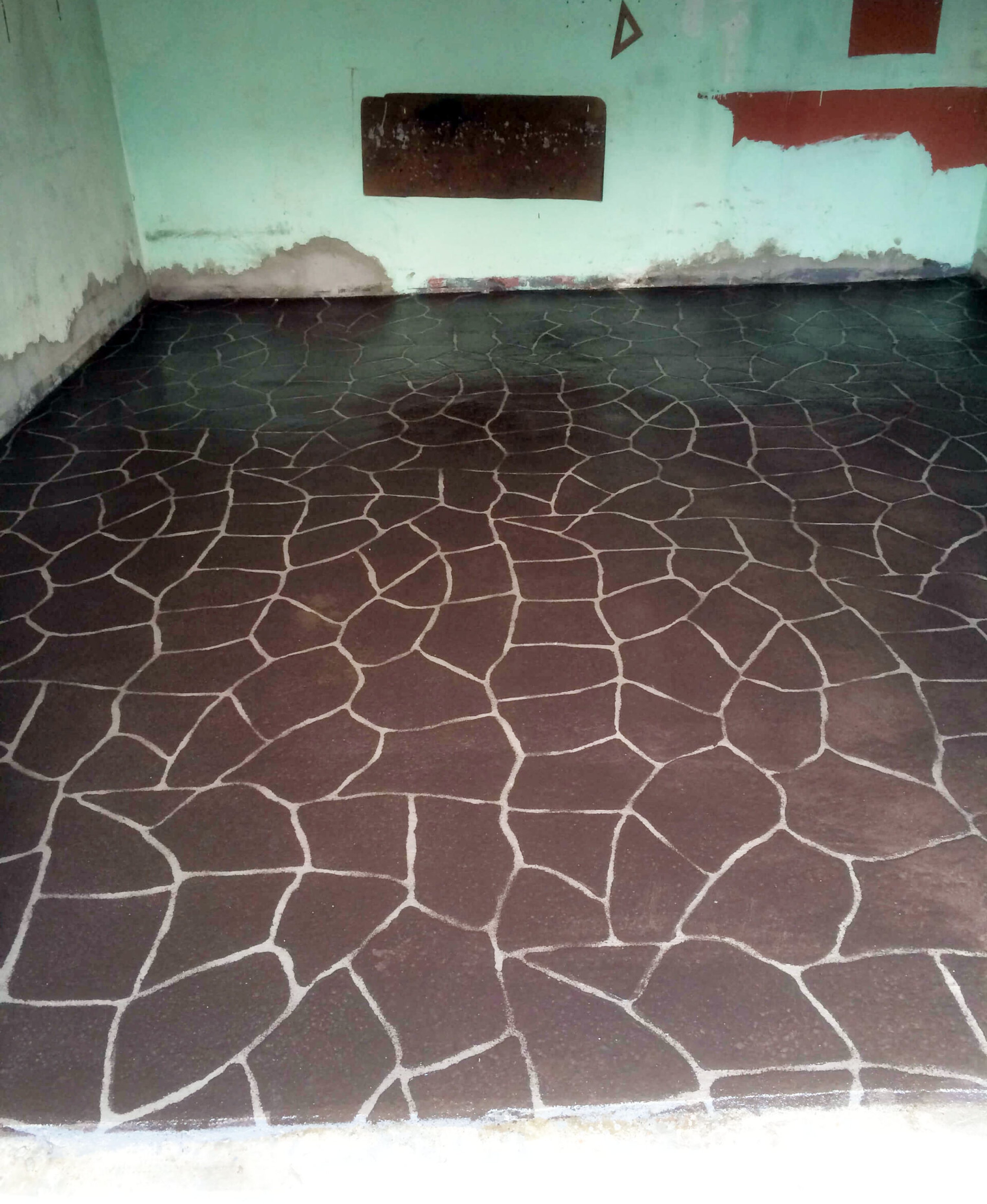 pavimento stampato marrone a lastre irregolari