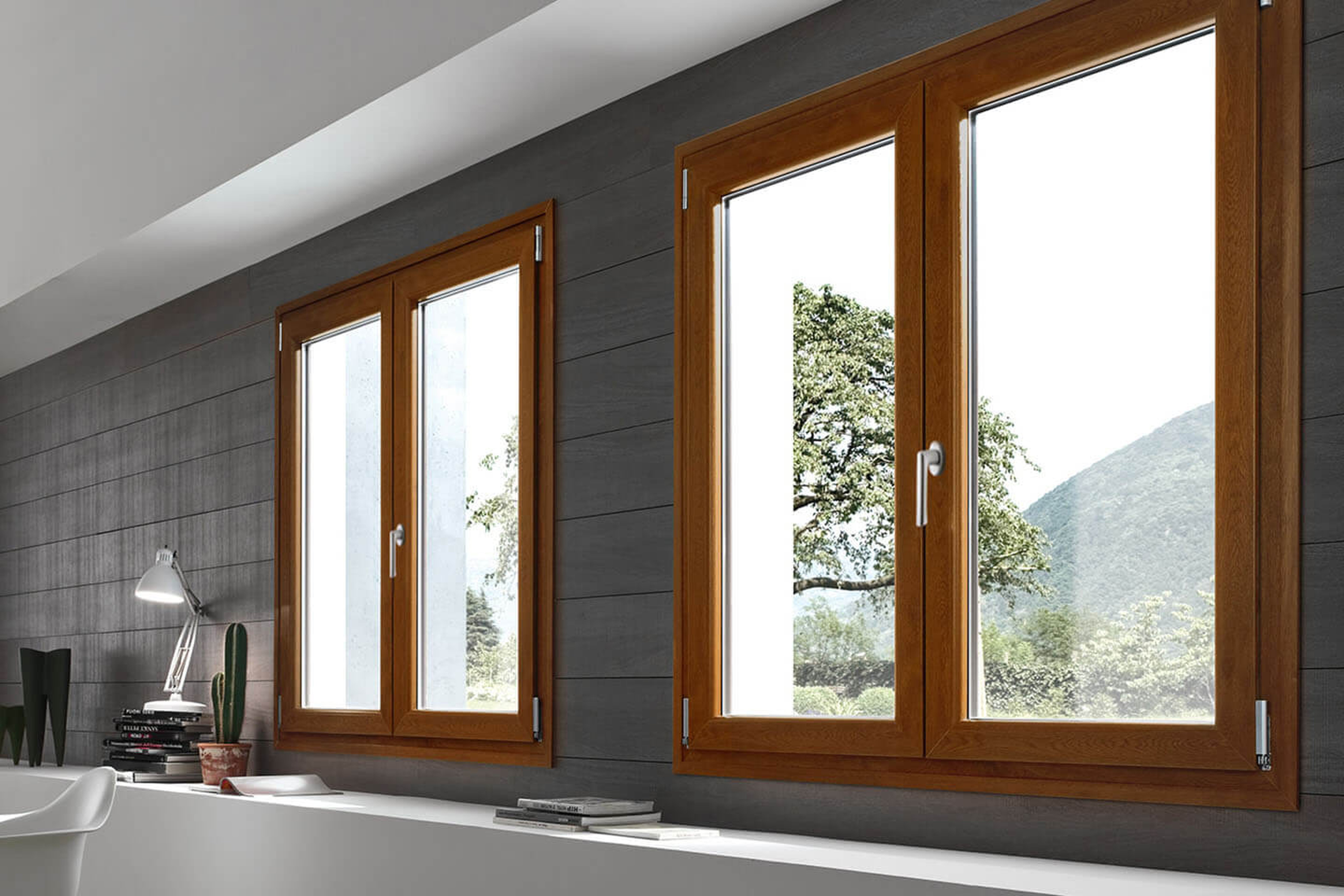 Finestre in legno chiaro su parete rivestita