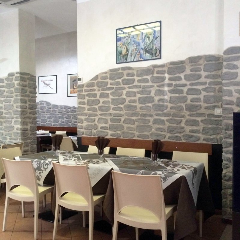 sala con pareti e pilastri in finta pietra grigia