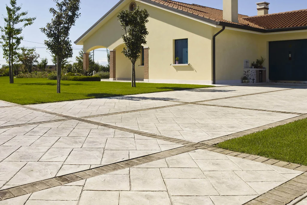 Vialetto esterno in cemento stampato davanti a una casa