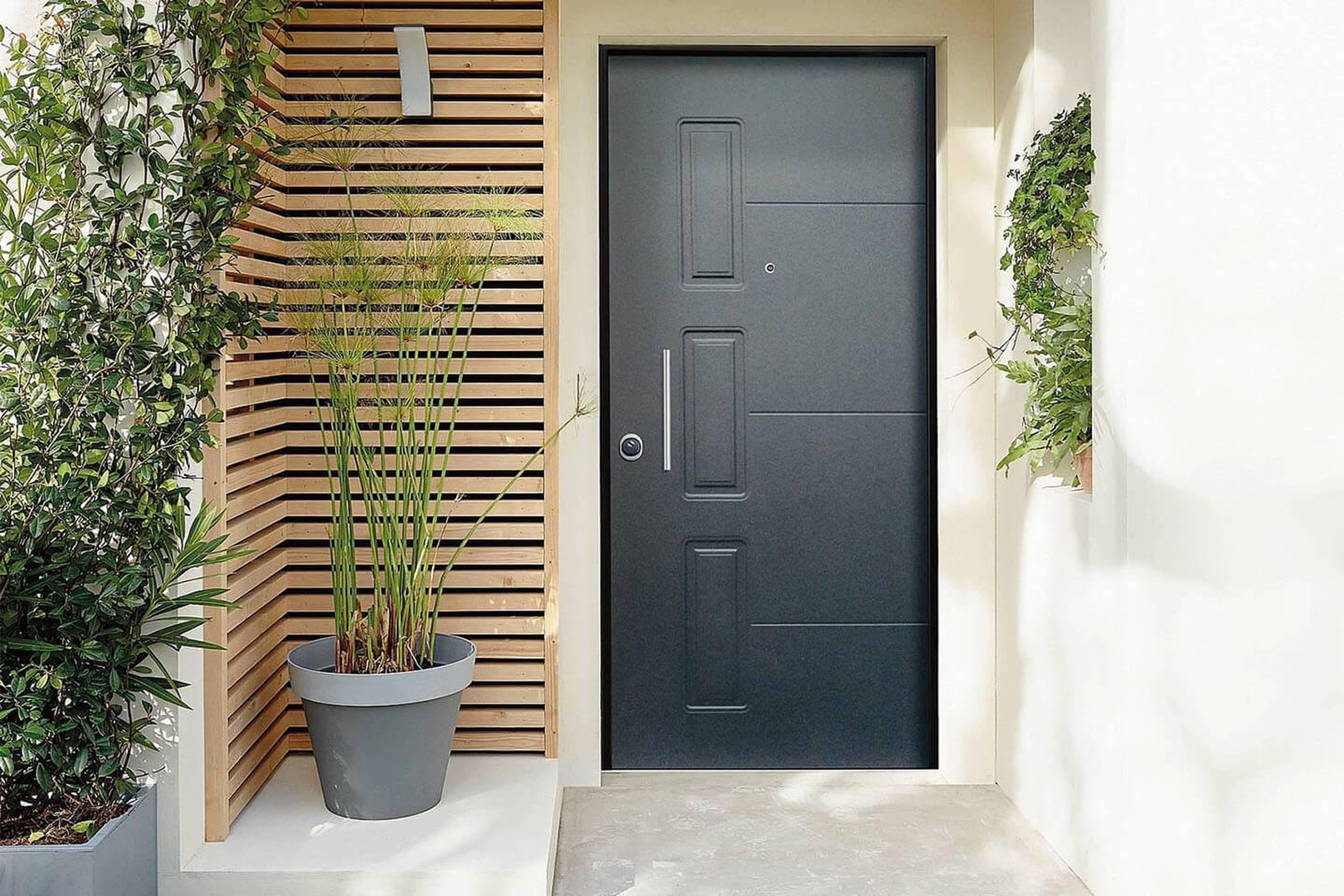 porta blindata grigio antracite su ingresso esterno